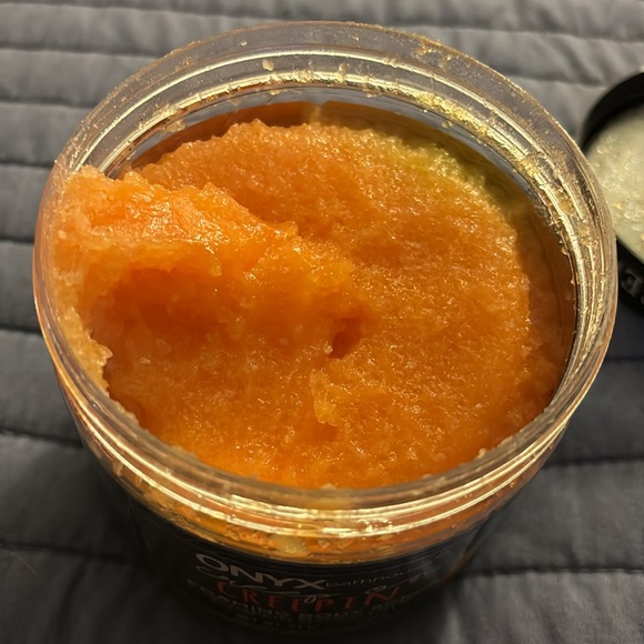 FOAMING BODY SCRUB - Picture 2 of 4